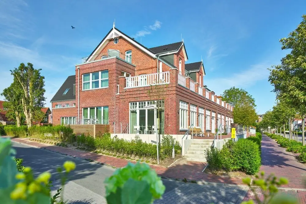 Galeriehotel Langeoog: Das Hotelgebäude im Grünen