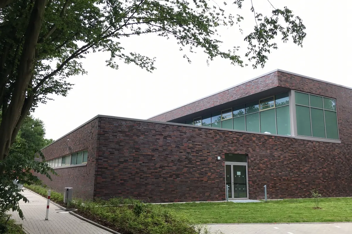Sporthalle IGS- Flötenteich: Seitenansicht mit einer Tür