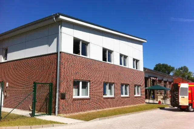 Blick auf das neue Feuerwehrgebäude