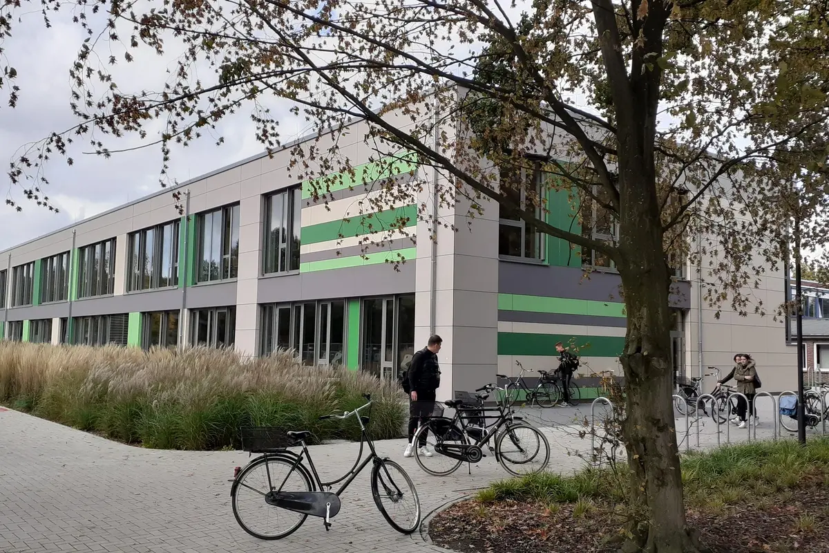 Schulneubau IGS- Flötenteich: Seiteneingang mit Fahrradständern