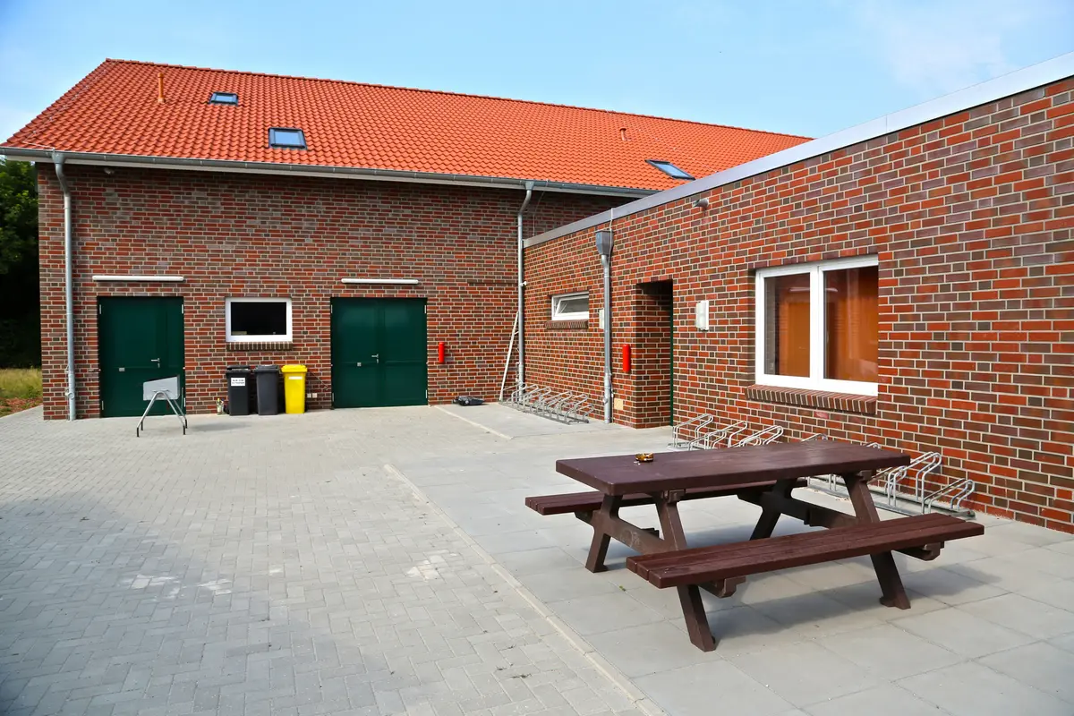 Feuerwehr Wangerooge: Rückansicht mit Pausenbank.