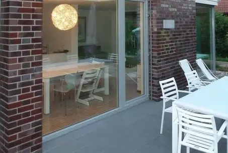 Einfamilienhaus Wangerooge: Hohe Fenster zur Terasse