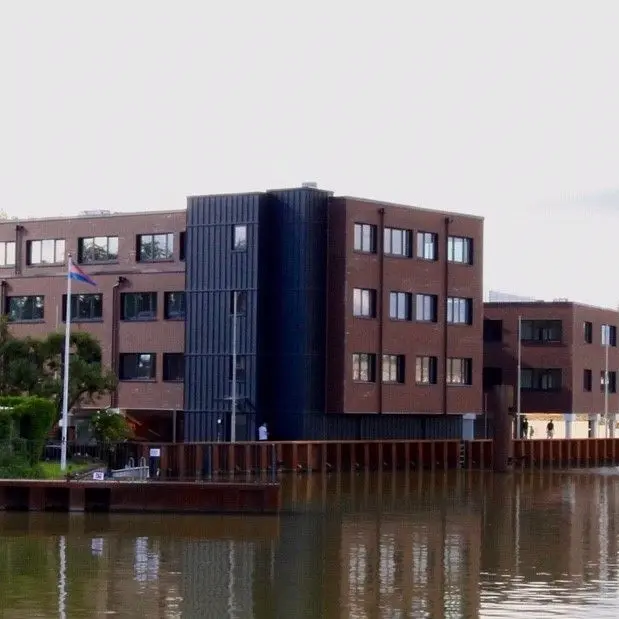 Verwaltungsgebäude EWE Leer: Schrägansicht vom Wasser