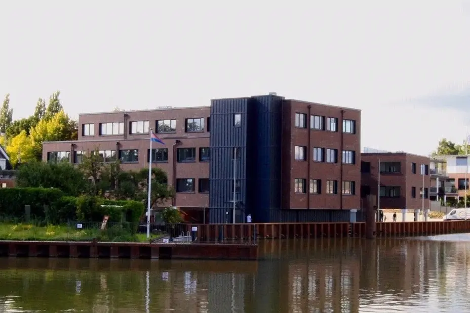 Verwaltungsgebäude EWE Leer: Schrägansicht vom Wasser