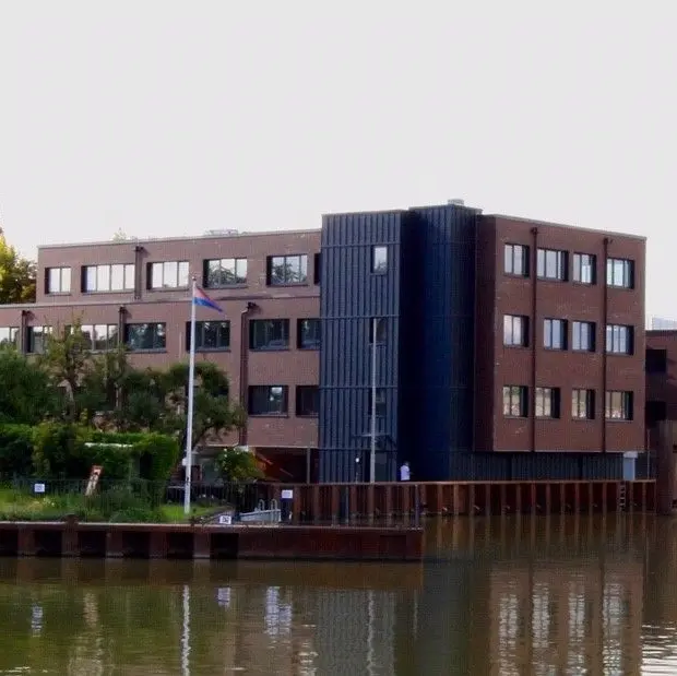 Verwaltungsgebäude EWE Leer: Schrägansicht vom Wasser