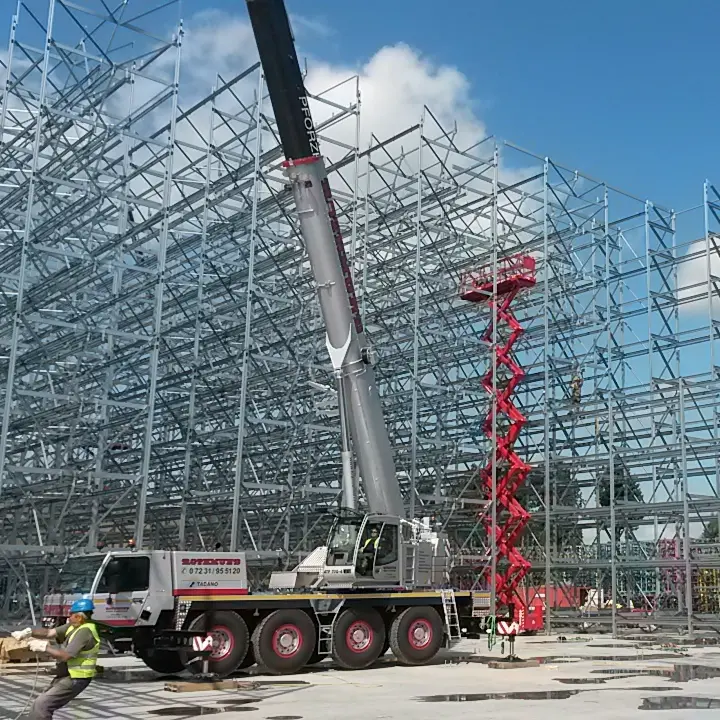 Mobiler Baukran auf einer Baustelle mit Gerüst