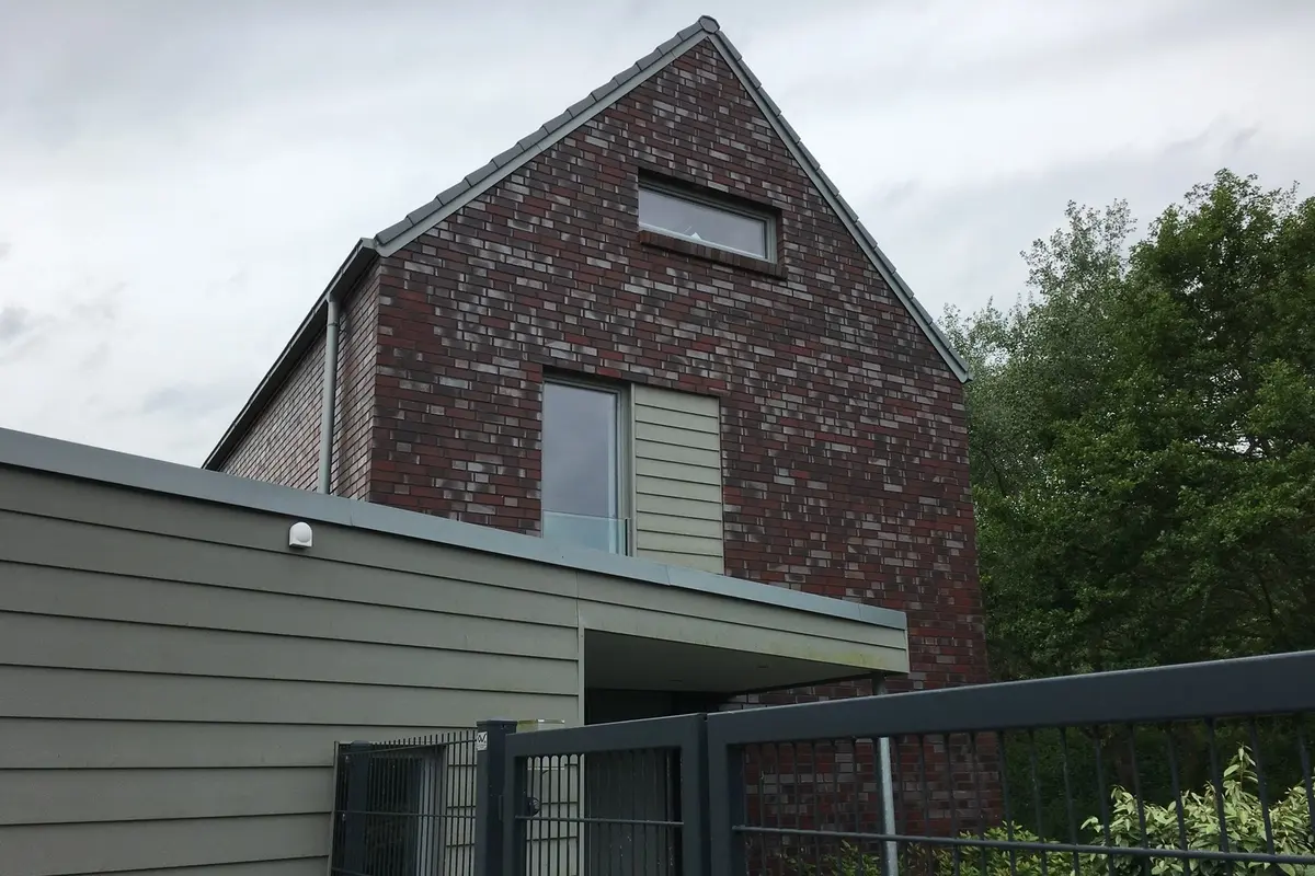 Einfamilienhaus Wangerooge: Rückansicht mit Carport