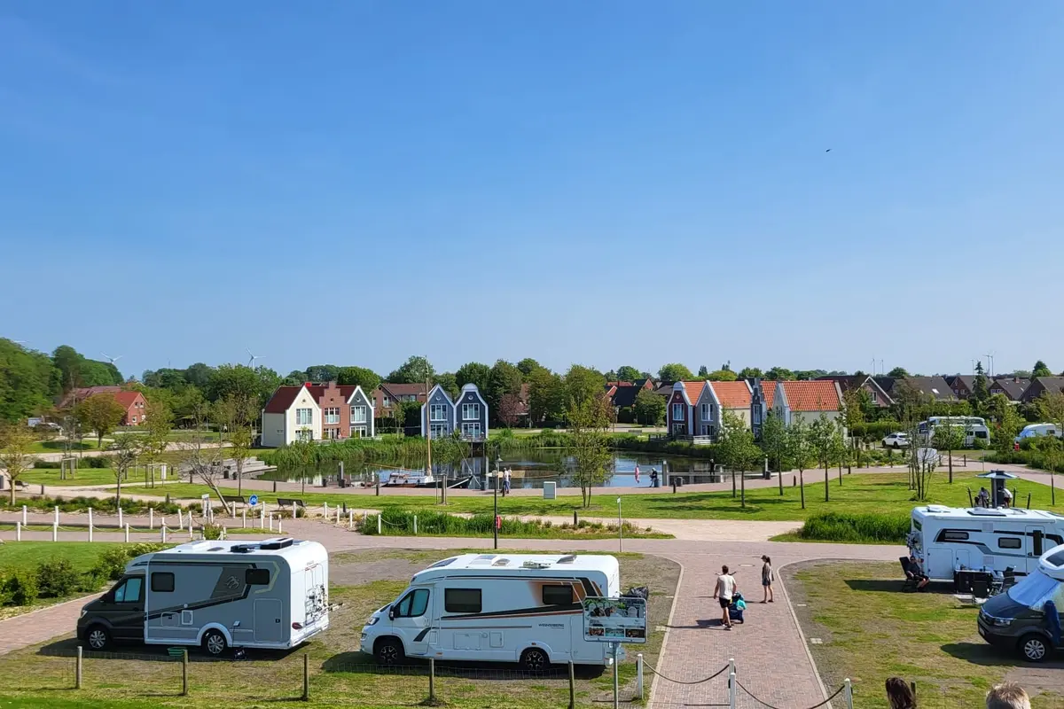 Blick auf das Feriengelände mit Caravans und Ferienhäusern