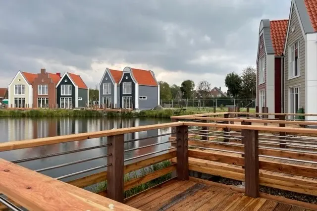 Blick auf die Ferienhäuser von der Holzterrasse