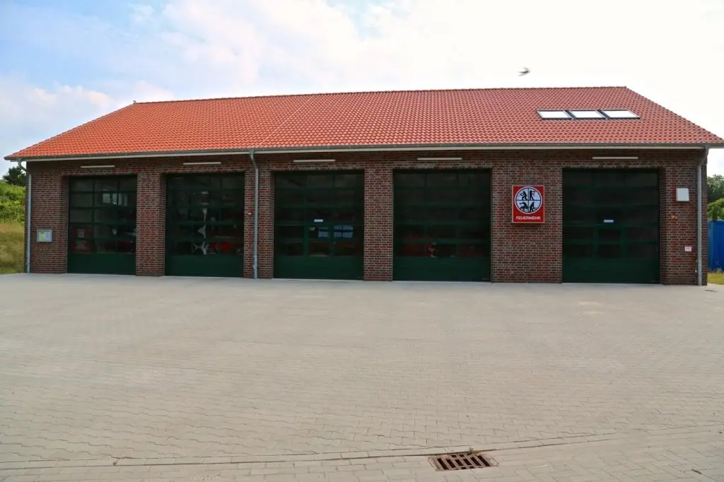 Blick auf die Fassade der Garage mit fünf Toren