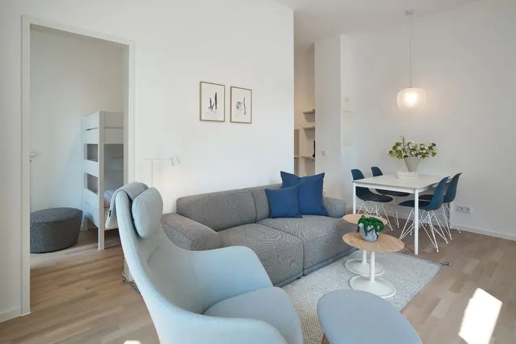 Galeriehotel Langeoog: Helles Appartment mit grauen und blauen Möbeln