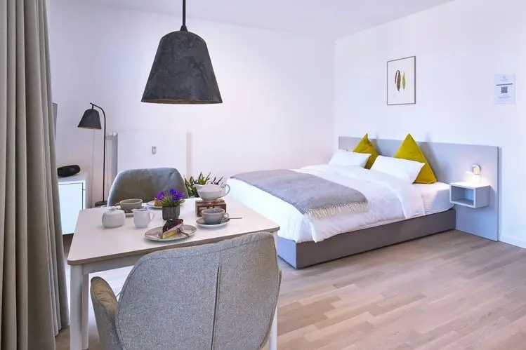 Galeriehotel Langeoog: Hotelzimmer mit Doppelbett und Tisch