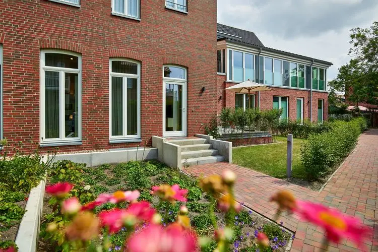 Galeriehotel Langeoog: Zugang über Sandweg durchs Grüne