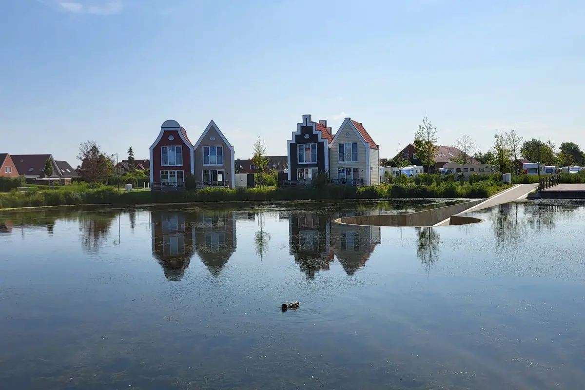 Ferienhäuser am Wasser in Abendstimmung