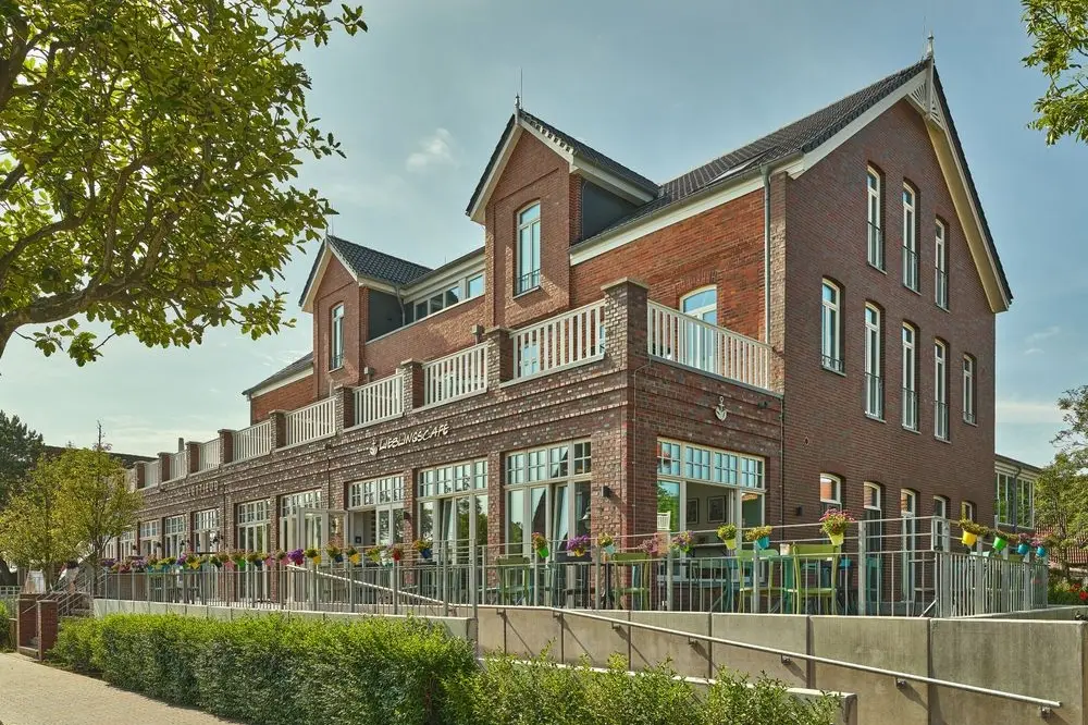 Galeriehotel Langeoog: Das Gebäude mit der großzügigen Zugangsrampe zur sonnigen Terasse
