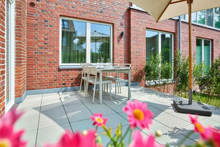 Galeriehotel Langeoog: Terasse im Grünen