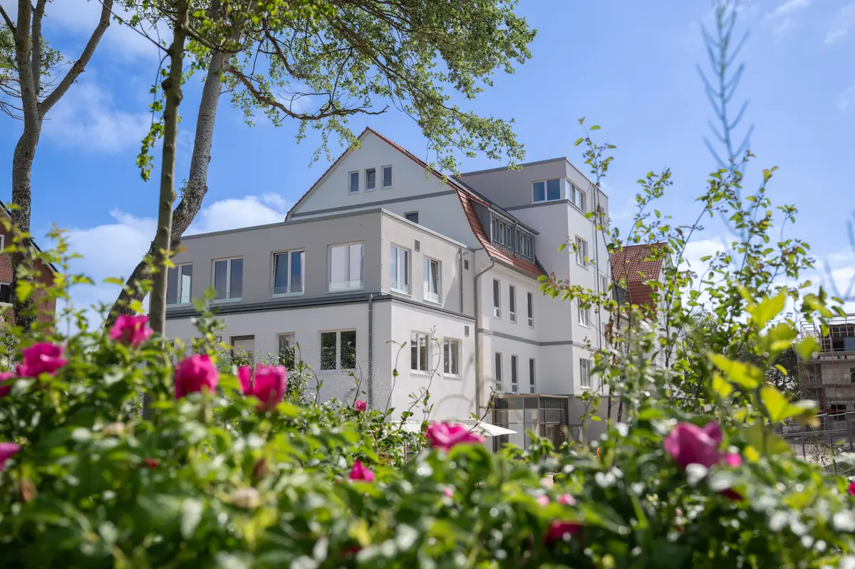 Haus Meeresstern: Außenansicht über die Rosenhecke