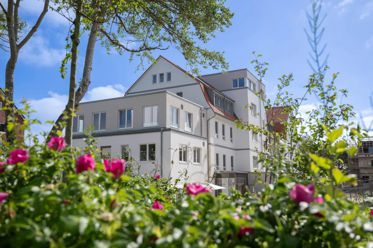Haus Meeresstern: Außenansicht über die Rosenhecke