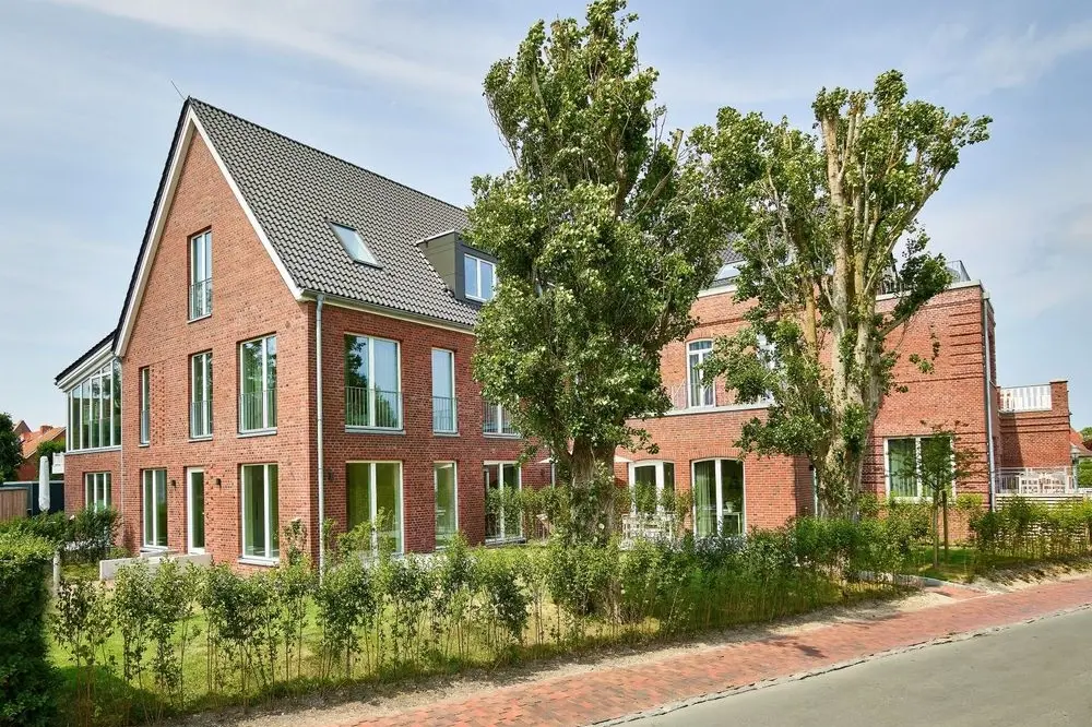 Galeriehotel Langeoog: zwei große Bäume und die neue Hecke vor dem Gebäude
