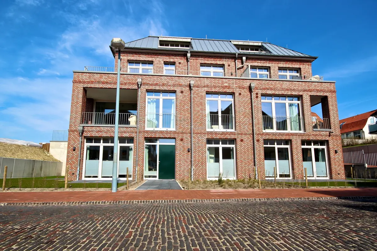 Haupteingang des Hauses Polizeiwiese mit Bodentiefen Fenstern und Parkplätzen